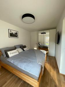 Un pat sau paturi într-o cameră la Luxury - Apartment mit Balkon in Seenähe