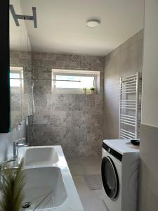 Kúpeľňa v ubytovaní Luxury - Apartment mit Balkon in Seenähe