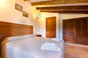 1 dormitorio con 1 cama con 2 toallas en Camp Redo, en Pollensa