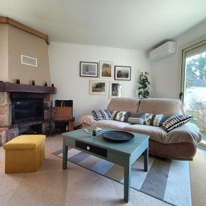 sala de estar con sofá y mesa de centro en Aux Portes du Petit Bois en Sainte-Marie-la-Blanche