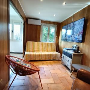 Sala de estar con cama y TV en Aux Portes du Petit Bois en Sainte-Marie-la-Blanche