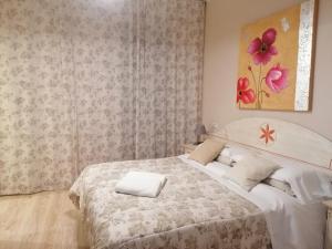 a bedroom with a white bedspread and pillows at Cicerone Guest House in Florence