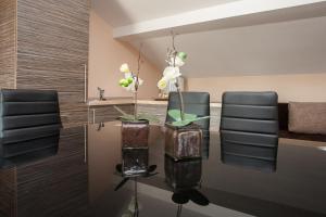 stół jadalny z dwoma wazami na górze w obiekcie Apartments TM w Krku