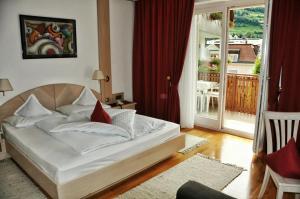sypialnia z łóżkiem i widokiem na balkon w obiekcie Hotel Brunner w Meranie +37 zdjęć