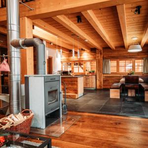 kuchnia z kuchenką na środku pokoju w obiekcie IM WEIDACH Superior Chalets w mieście Leutasch