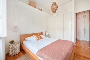 En eller flere senge i et værelse på Sunny Renovated Apt With AC, By TimeCooler