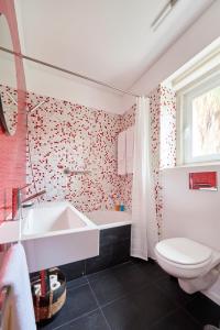 Et badeværelse på Sunny Renovated Apt With AC, By TimeCooler