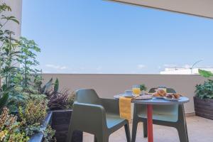stół i krzesła na patio z widokiem w obiekcie Casole Living B&B w mieście Copertino