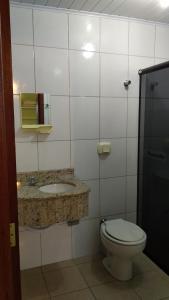 Pousada Termas Piratuba tesisinde bir banyo