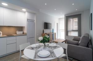 A kitchen or kitchenette at AAC Málaga - Apartamento luminoso y nuevo, a 1,3km del centro de Málaga