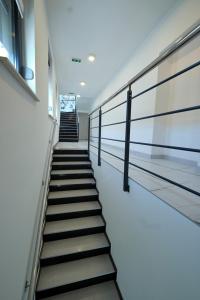 una escalera en un edificio con escaleras de acceso en Marien Haus, en Karlovac