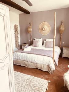 a bedroom with two beds in a room at B&B Temps Suspendu Provence in Pernes-les-Fontaines