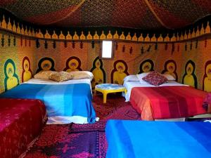 Postel nebo postele na pokoji v ubytování Azalay Luxury Camp Merzouga
