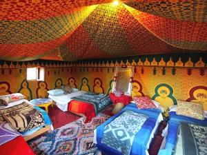 Postel nebo postele na pokoji v ubytování Azalay Luxury Camp Merzouga + 37 fotografií