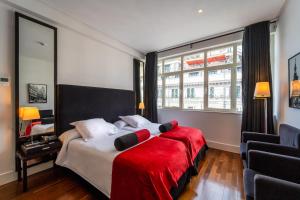 Een bed of bedden in een kamer bij Quatro Puerta del Sol