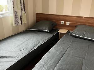 Postel nebo postele na pokoji v ubytování Mobilhome 6 CA36