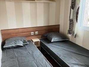 Postel nebo postele na pokoji v ubytování Mobilhome 6 CA36 + 20 fotografií