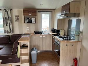Kuchyň nebo kuchyňský kout v ubytování Mobilhome 6 CA36