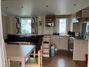 Kuchyň nebo kuchyňský kout v ubytování Mobilhome 6 CA36