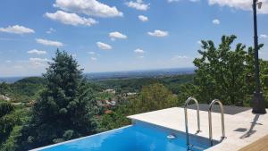 Bazén v ubytování ZAGREB HOUSE MEDVEŠČINA/WITH POOL nebo v jeho okolí