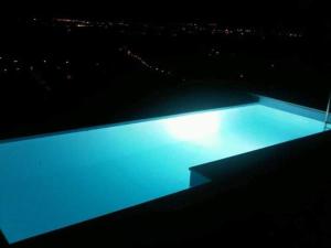 Bazén v ubytování ZAGREB HOUSE MEDVEŠČINA/WITH POOL nebo v jeho okolí
