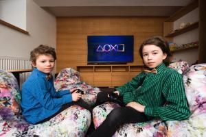 Televízia a/alebo spoločenská miestnosť v ubytovaní Villa Drosera s wellnessom, Račkova dolina v Západných Tatrách