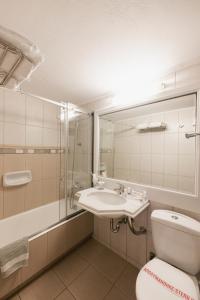 ナフプリオにあるKastello Hotelのバスルーム(トイレ、洗面台、シャワー付)