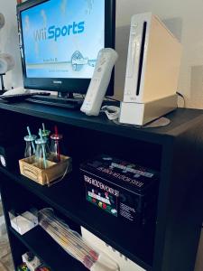 un sistema de juegos nintendo wii sentado sobre un escritorio en Maison Fortune, en Castelnuovo del Garda