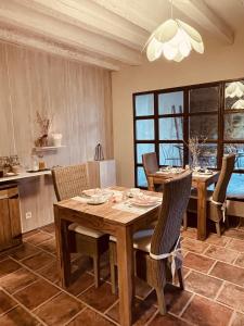 cocina y comedor con mesa de madera y sillas en B&B Temps Suspendu Provence en Pernes-les-Fontaines