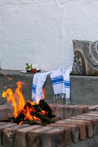 Une couverture au-dessus d'un feu à côté d'un tas d'argent dans l'établissement Seisoen Richmond, à Richmond