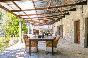 un patio avec une table et des chaises sous une pergola en bois dans l'établissement Seisoen Richmond, à Richmond