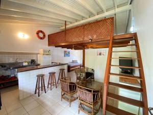 cocina con cama elevada en una habitación en Casa Vento Leste, en Ilhabela