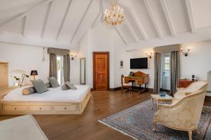 Un dormitorio con una cama grande y una sala de estar. en Heritage Hotel Martinis Marchi, en Maslinica