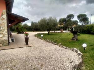 A garden outside La Perla di Assisi