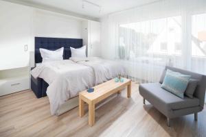 1 dormitorio con 1 cama, 1 silla y 1 mesa en 53 Nord, en Norderney