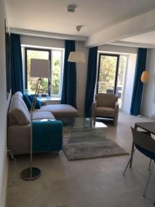 ein Wohnzimmer mit blauen Vorhängen und einem Sofa in der Unterkunft Haus Granitz 3.5 - Strandjuwel in Binz