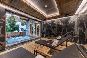 Habitación con piscina, mesa y sillas en Ultima Courchevel Belvédère en Courchevel