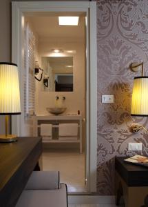 a bathroom with a sink and a mirror at Arcadia Boutique Hotel in Venice