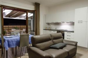 A kitchen or kitchenette at La Terrazza su Fondi