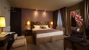 Cette chambre comprend un grand lit et un bureau. dans l'établissement Arcadia Boutique Hotel, à Venise