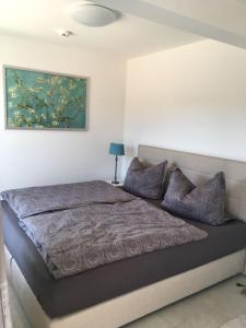 ein Schlafzimmer mit einem Bett und einem Wandgemälde in der Unterkunft Haus Granitz 3.5 - Strandjuwel in Binz