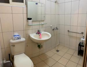 y baño con aseo y lavamanos. en WonderOcean Dive Hostel, en Hengchun