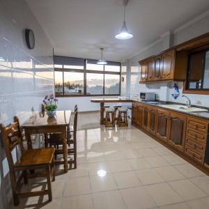 uma grande cozinha com uma mesa e uma sala de jantar em Vivienda Vacacional en La Playa de La Aldea em San Nicolás