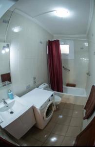 uma casa de banho com um lavatório, um WC e um espelho. em Vivienda Vacacional en La Playa de La Aldea em San Nicolás