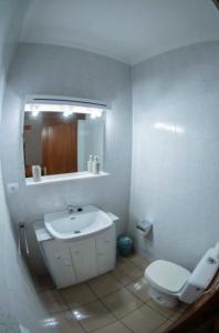 uma casa de banho branca com um WC e um lavatório em Vivienda Vacacional en La Playa de La Aldea em San Nicolás