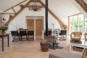 uma sala de estar com uma mesa e uma lareira em B&B Fleur de Lys Bleue em Soudaine-Lavinadière