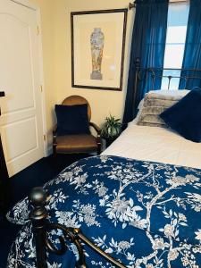Un pat sau paturi într-o cameră la Ma Margarets House Bed and Breakfast
