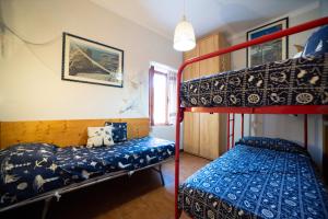 una camera con 2 letti a castello e un letto in esso di Appartamento Pomonte a Pomonte