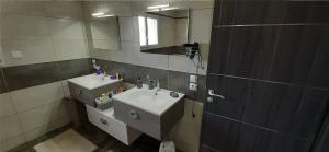 ベルフォンテーヌにあるChez Papyのバスルーム(洗面台2台、鏡付)