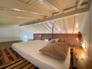 Una cama grande en una habitación con una ventana grande. en Casa Vento Leste, en Ilhabela